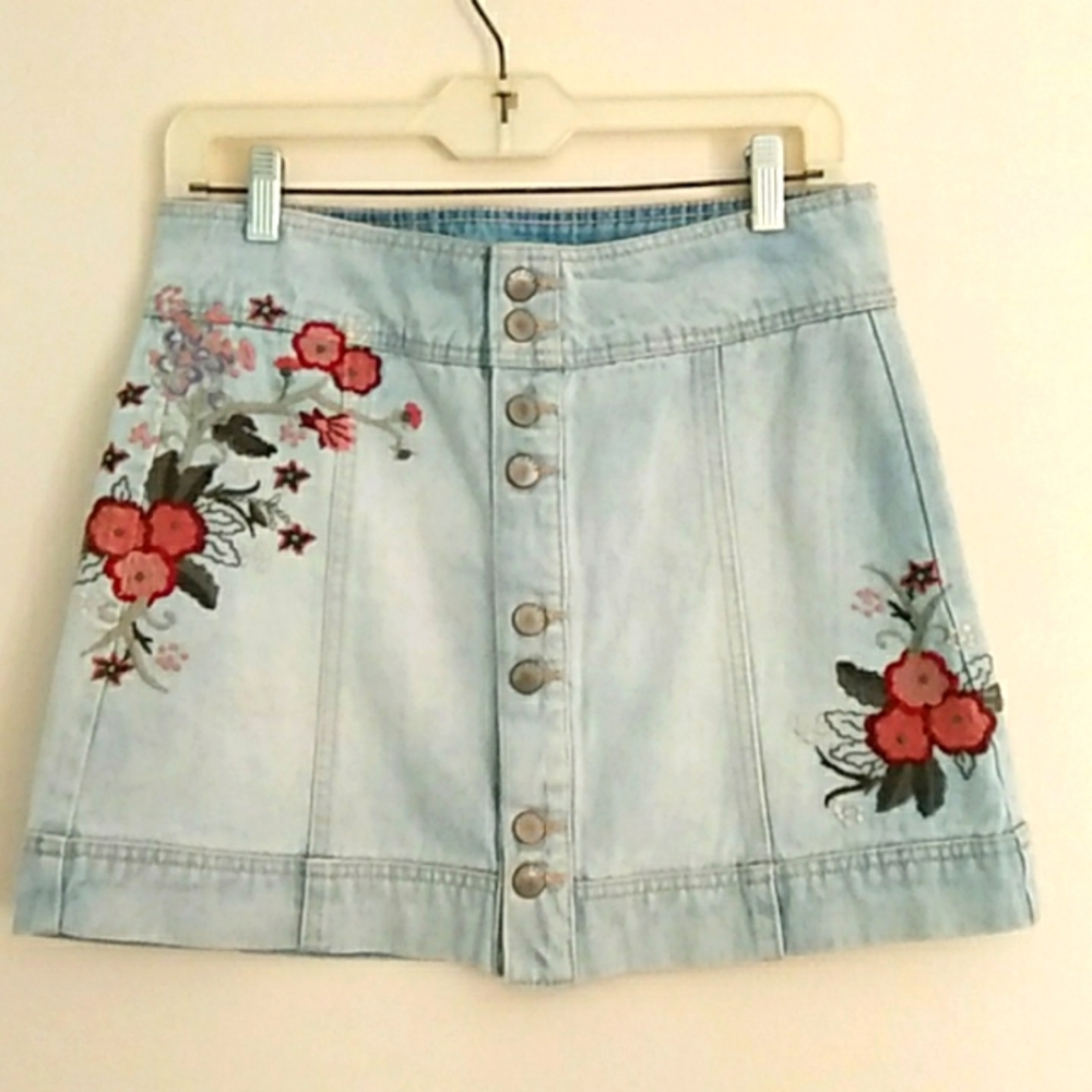 CP Jeans Denim Floral Embroidered Mini Skirt SZ 5 100% Cotton Metal Buttons Down